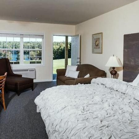 Crescent Lake Inn And Suites Wolfeboro Extérieur photo