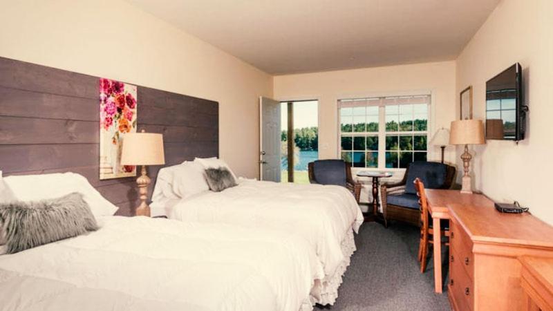 Crescent Lake Inn And Suites Wolfeboro Extérieur photo